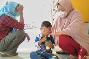 Gibran Ijrihal, Bocah Bocah Pemakan Kertas, styrofoam hingga Sandal Jepit