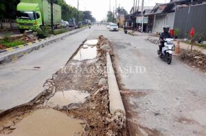 Jalan Dibiarkan Rusak, Trotoar Diperbaiki