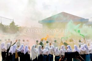 Bernyanyi hingga Corat-coret Seragam