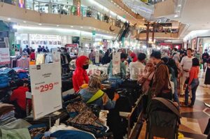 Berburu Kebutuhan Lebaran, Mal Dipadati Pengunjung