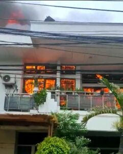 Rumah di Galaxy Dilalap Si Jago Merah, Bangunan Rp1,5 M Jadi Arang