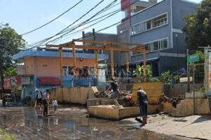 Kewalahan Bersihkan Lumpur