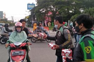 Ojek Daring Berbagi Takjil