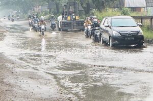 Pemisah Jalur Dibangun, Jalan Kalimalang Tergenang Air