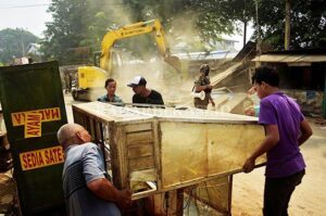Puluhan Bangli di Jalan Bosih Raya Dirobohkan