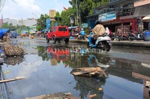 Warga Keluhkan Drainase Tersumbat di Pasar Baru