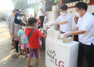 Momen Lebaran, LG Berbagi Ratusan Paket Makanan Sehat