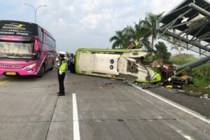 Kecelakaan Maut Bus di Tol Surabaya – Mojokerto, 13 Orang Tewas