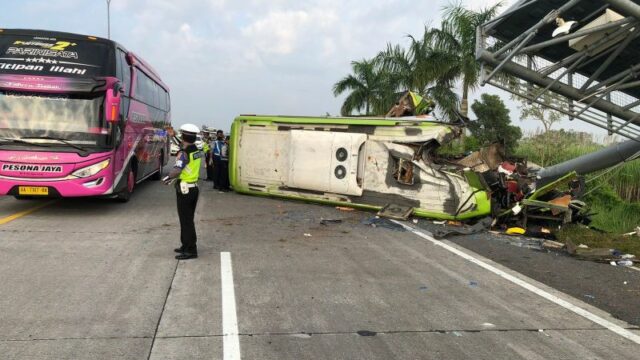 Kecelakaan maut bus di tol Surabaya - Mojokerto, 13 Orang Tewas