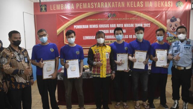 Lima warga binaan Lapas Bulak Kapal Terima Remisi Waisak