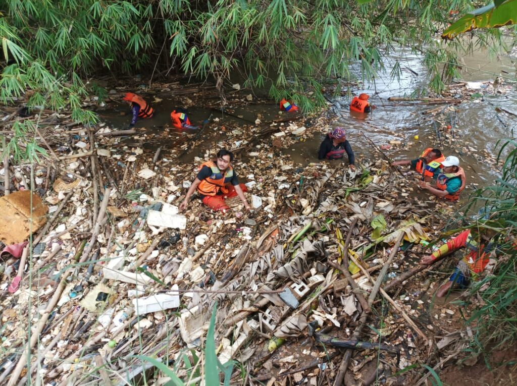 1.500 Kubik Sampah Menumpuk di Bendung Koja