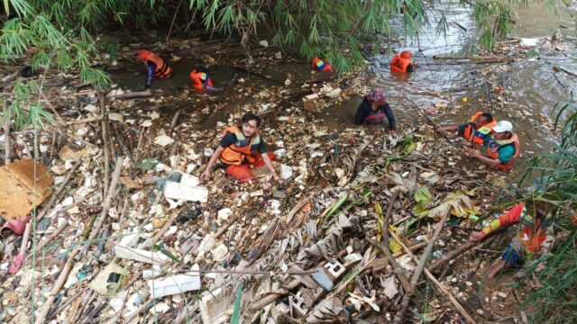 1.500 Kubik Sampah Menumpuk di Bendung Koja