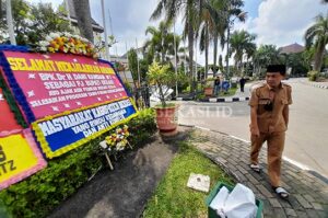 Masyarakat Butuh Kedamaian, Pj Bupati Dikirimi Karangan Bunga