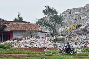 Petugas Kebersihan Lembur Angkut Sampah Lebaran