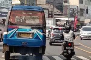 Angkot Sasaran Iklan Judi Online