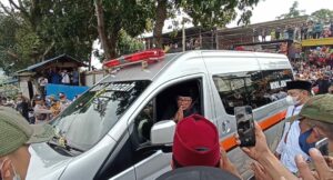 Massa Tumpah Ruah di Luar Area Pemakaman Emmeril Kahn Mumtadz