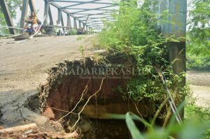 Jalan Tergerus Longsor, Akses Tiga Desa Terganggu