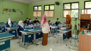 Sanksi Siswa Lakukan Corat-coret Seragam, Sekolah Tak Berikan Surat Kelakuan Baik