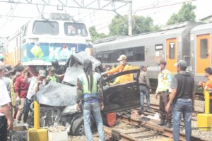 Tertabrak KA Argo Sindoro, Pengendara Avanza Tewas Terseret 2 Kilometer