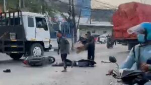 Salip Angkot, Purnama Tewas Disambar Kontainer