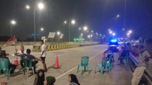 Warga Blokir Lagi Jalan Tol Jatikarya