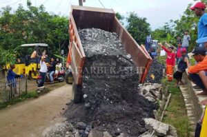 Jalan Amblas Menuju Obyek Wisata Pantai Bungin Diperbaiki