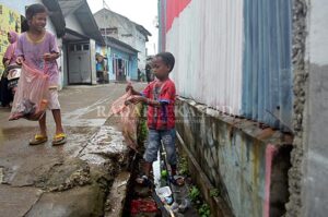 Pegiat Literasi Ajak Anak-anak Jaga Kebersihan Lingkungan