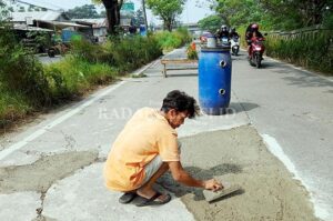 Picu Kecelakaan, Warga Patungan Perbaiki Jalan