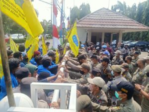 Massa Geruduk DPRD, Desak Pesantren Dapat Anggaran