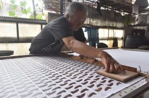 Menparekraf Puji Batik Bekasi Khas Cibarusah