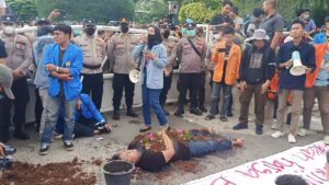 Tolak Kenaikan BBM, Mahasiswa Bekasi ‘Dikubur’