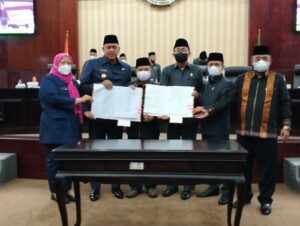Jelang Tengah Malam, Raperda APBD-P 2022 dan APBD 2023 Disahkan