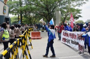 Pemerintah Didesak Batalkan Kenaikan Harga BBM