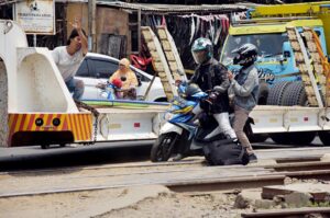 Sehari Bisa 20 Pengendara Motor Jatuh di Perlintasan Rel KA