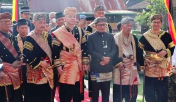 Irjen Teddy Minahasa Putera (tiga dari kiri) saat mendapat gelar Tuanku Bandaro Alam Sati dari Lembaga Kerapatan Adat Alam Minangkabau (LKAAM), Juni 2022 lalu.