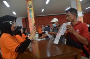 Penyaluran BLT BBM Kota dan Kabupaten Bekasi Mandek