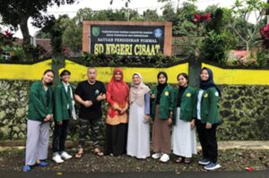 Optimalisasi  Kemampuan Bahasa Inggris Dasar Siswa SDN Cisaat, Jawa Barat sebagai Upaya Branding Desa Wisata Edukasi oleh Tim Pengabdian kepada Masyarakat FBS UNJ