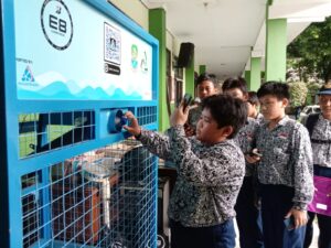 Smart Drop Box, Tempat Sampah Pintar Ini Memungkinkan Siswa Dapat Uang