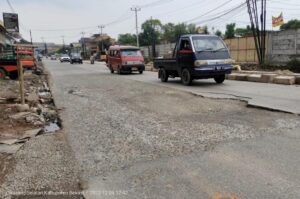 Jalan Cikarang-Cibarusah Kembali Rusak dan Berlobang