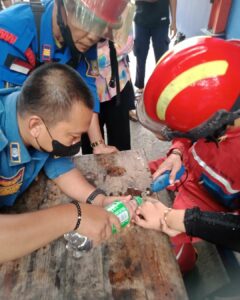 Ratusan Warga Minta Bantuan Petugas Damkar Kota Bekasi Lepaskan Cincin dari Jari   