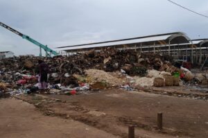TPA Longsor, Sampah di Pasar Induk Cibitung Menumpuk
