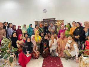 Crystallure dan Instaperfect Dukung Para Ibu untuk Bangga Berkebaya    