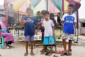 Lato-Lato Kembali Digandrungi Anak-anak, jadi Pilihan Permainan Agar Tidak Terpaku Gadget