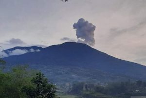 Gunung Marapi Sumatera Barat Sehari Ini Batuk Tujuh Kali
