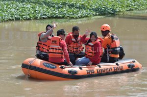 Pj Bupati Dampingi Mensos Tanam Pohon di Sungai Kalimalang