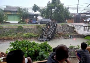 Avanza Kecelakaan Beruntun di Jombang, Anak 8 Tahun Terpental ke Sungai