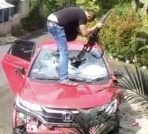 Viral, Oknum Polisi Ngamuk Rusak Mobil, Diduga Frustasi Urusan Rumah Tangga