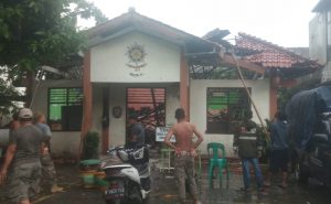 Markas Satpol PP Bekasi Timur Ambruk