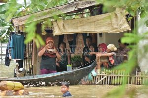 Banjir Melumpuhkan Aktivitas Warga Kampung Penombo Muaragembong