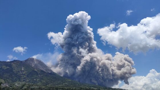 Merapi Erupsi, Warga Berjarak 7 Km Diungsikan